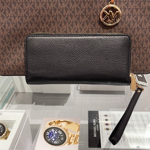 MICHAEL KORS LARGE TRAVEL CONTINENTAL WRISTLET WALLET PHONEHOLDER BLACK /Gold - Picture 6 of 16